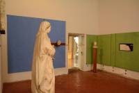 Aranżacja wnętrz i ekspozycji muzealnej w Palazzo Abatellis autorstwa Paula Scarpy. Na zdjęciu widoczne rzeźby Francesca Laurany i Antonia Gaginiego