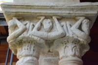 Motyw akrobatów na kapitelu z krużganka dawnego klasztoru w Cefalù